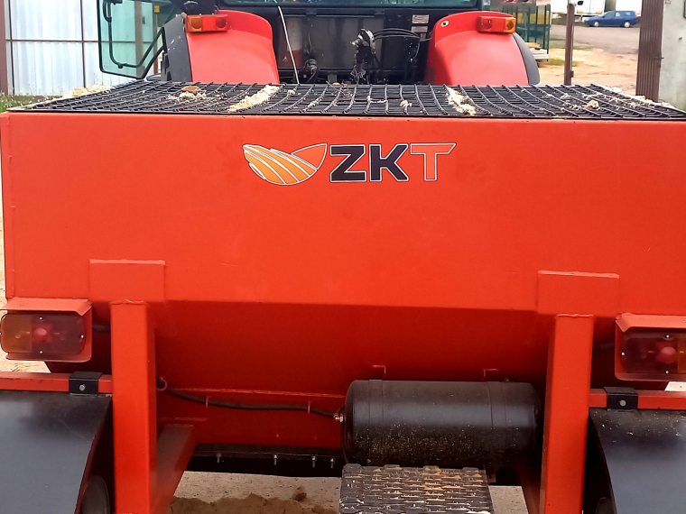 ПРИЦЕПНОЙ ПЕСКОРАЗБРАСЫВАТЕЛЬ ZKT-2500